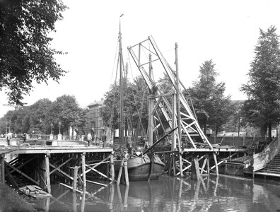 40647 Gezicht op de in aanbouw zijnde noodbrug naast de Catharijnebrug over de Stadsbuitengracht te Utrecht.